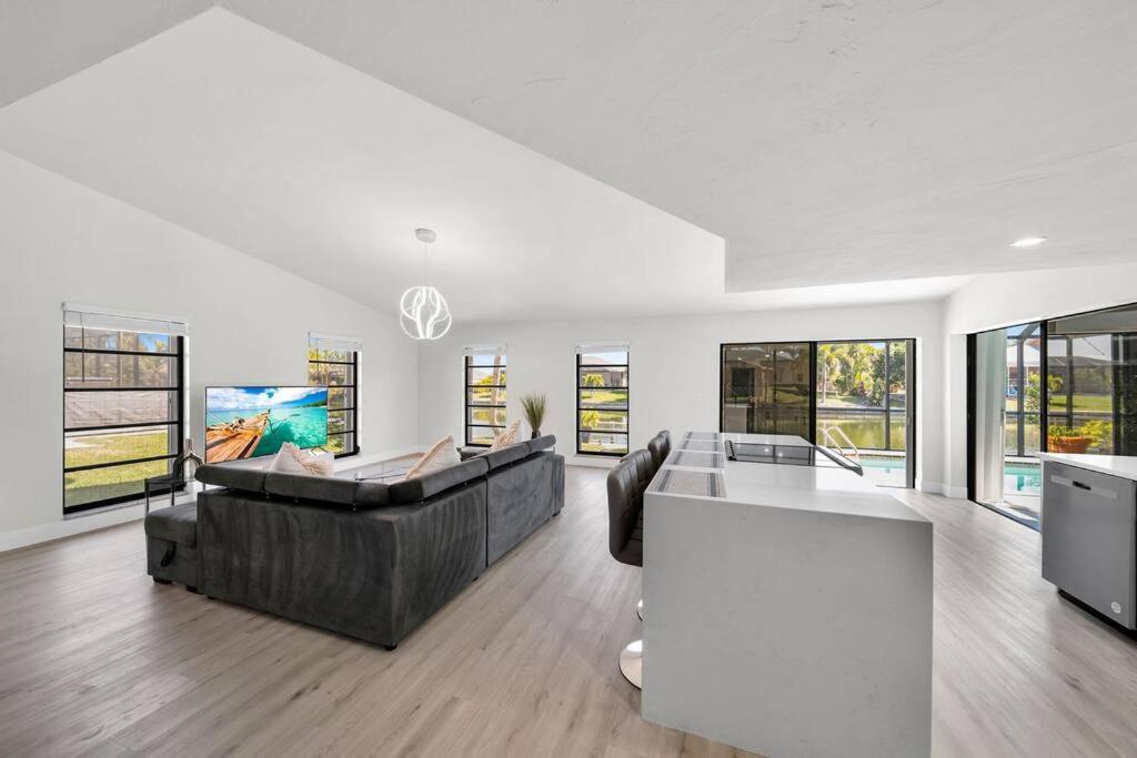Luxury Waterfront Haven In Cape Coral - Dog-Friendly Escape With Private Pool Villa Eksteriør bilde