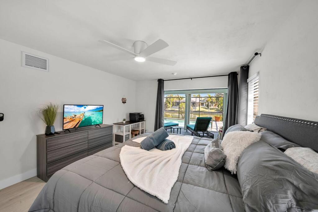 Luxury Waterfront Haven In Cape Coral - Dog-Friendly Escape With Private Pool Villa Eksteriør bilde
