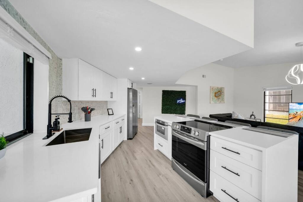 Luxury Waterfront Haven In Cape Coral - Dog-Friendly Escape With Private Pool Villa Eksteriør bilde