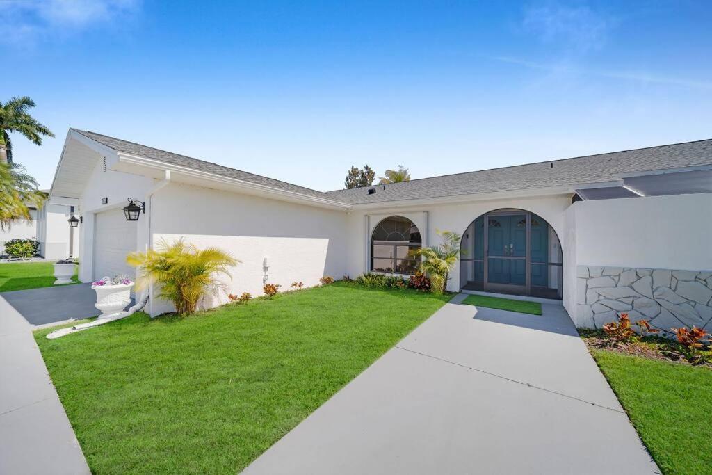 Luxury Waterfront Haven In Cape Coral - Dog-Friendly Escape With Private Pool Villa Eksteriør bilde