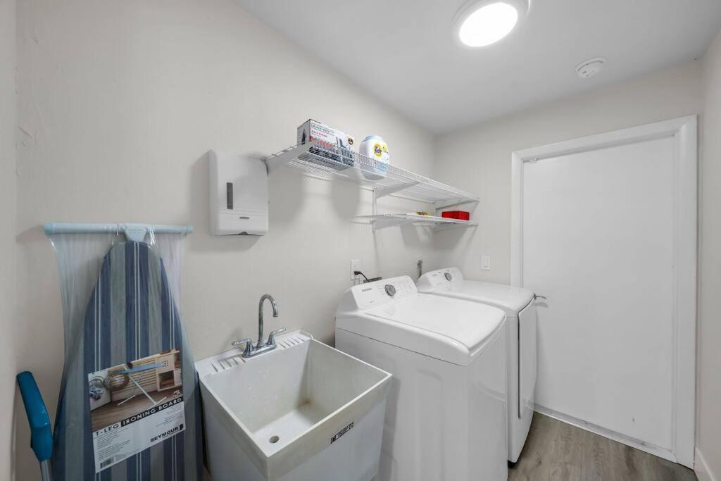 Luxury Waterfront Haven In Cape Coral - Dog-Friendly Escape With Private Pool Villa Eksteriør bilde