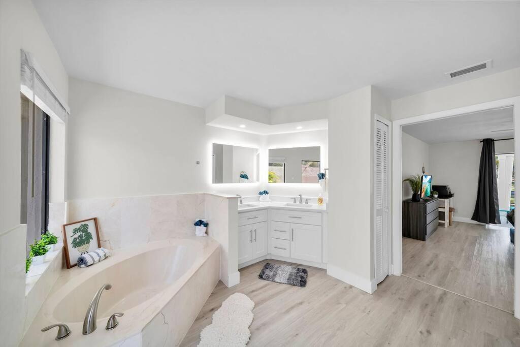 Luxury Waterfront Haven In Cape Coral - Dog-Friendly Escape With Private Pool Villa Eksteriør bilde