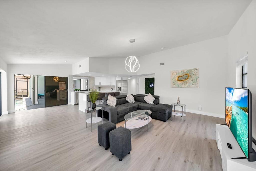 Luxury Waterfront Haven In Cape Coral - Dog-Friendly Escape With Private Pool Villa Eksteriør bilde