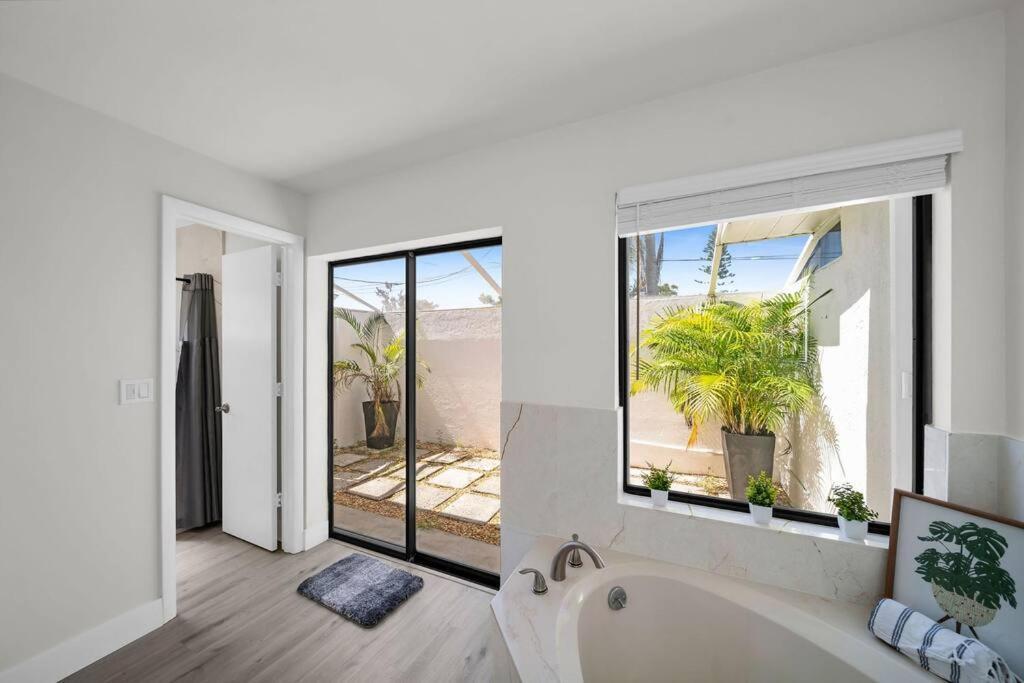 Luxury Waterfront Haven In Cape Coral - Dog-Friendly Escape With Private Pool Villa Eksteriør bilde