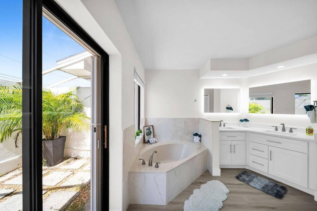 Luxury Waterfront Haven In Cape Coral - Dog-Friendly Escape With Private Pool Villa Eksteriør bilde